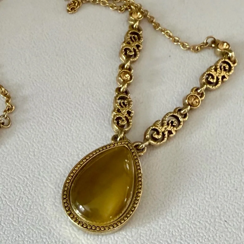 Vintage Gold-Tone Teardrop Pendant Necklace - Picture 3 of 11
